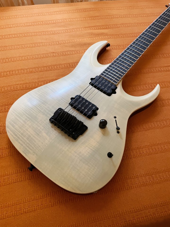 Ibanez RGAIX6FM Frost White de segunda mano · Foto 2 de 9 · Badajoz · 750 €