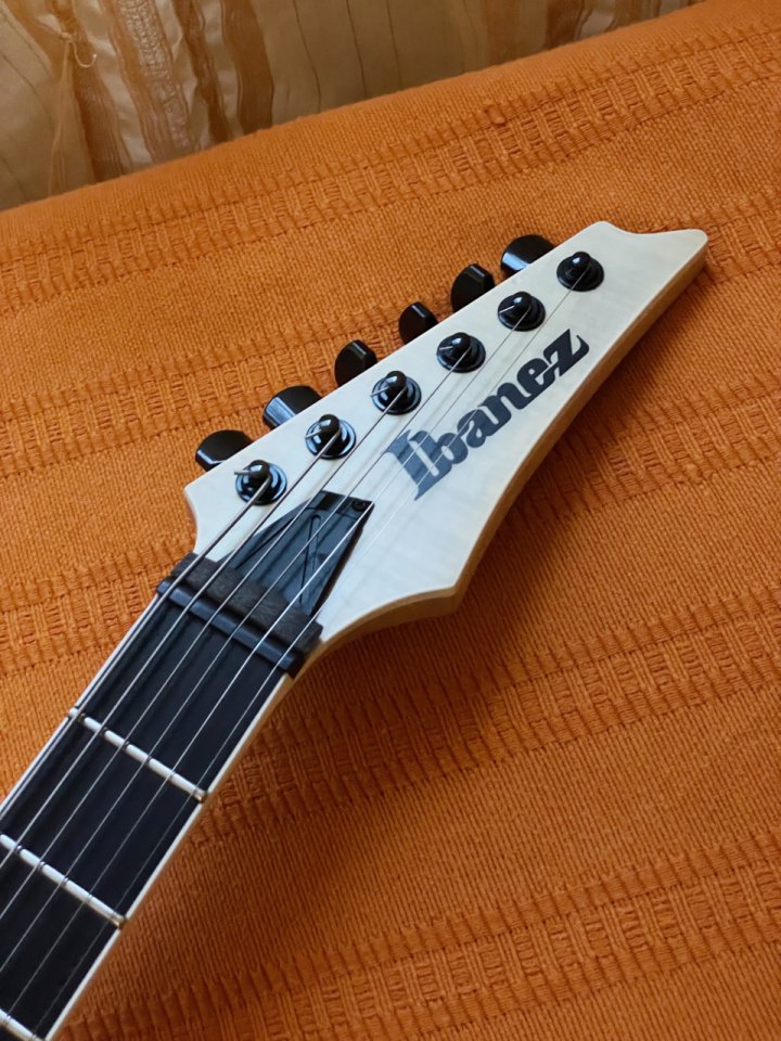 Ibanez RGAIX6FM Frost White de segunda mano · Foto 3 de 9 · Badajoz · 750 €