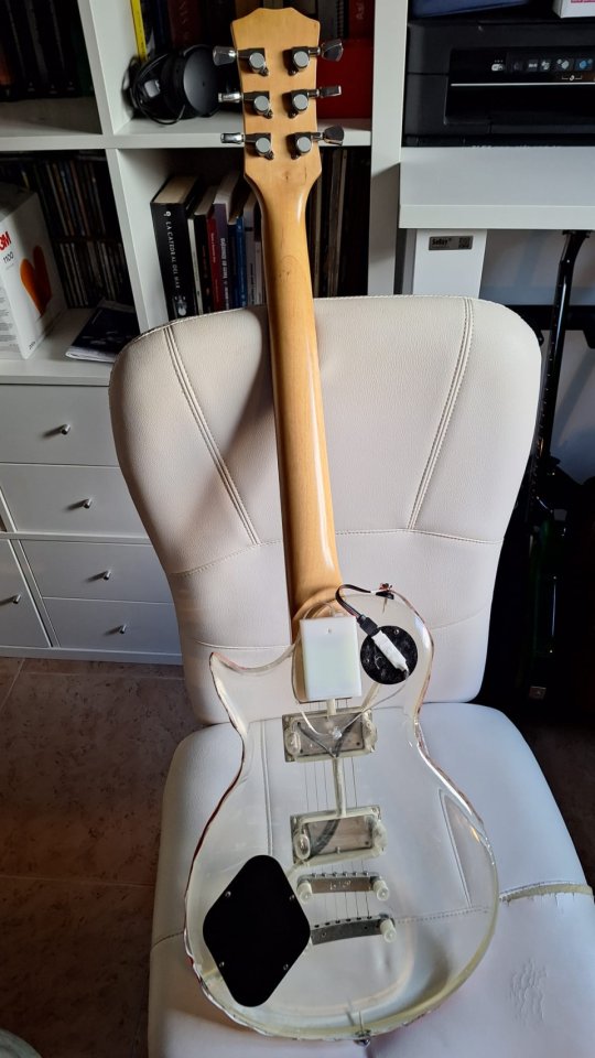 Wesley tipo Les Paul transparente de metacrilato de segunda mano · Foto 3 de 5 · Málaga · 350 €