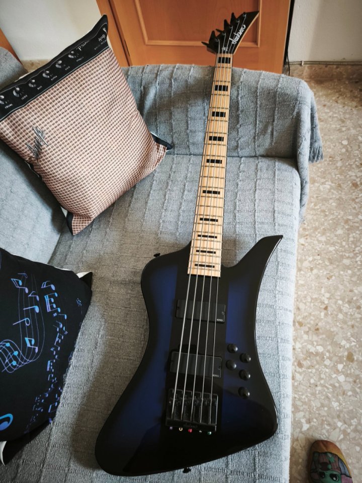 Jackson Kellybird V 5 cuerdas Dave Ellefson (Megadeth) – EMG – IMPECABLE
