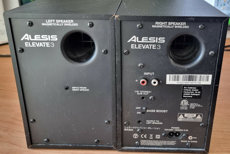 Monitores Alesis Elevate 3 de segunda mano · Foto 2 de 2 · Barcelona · 25 €
