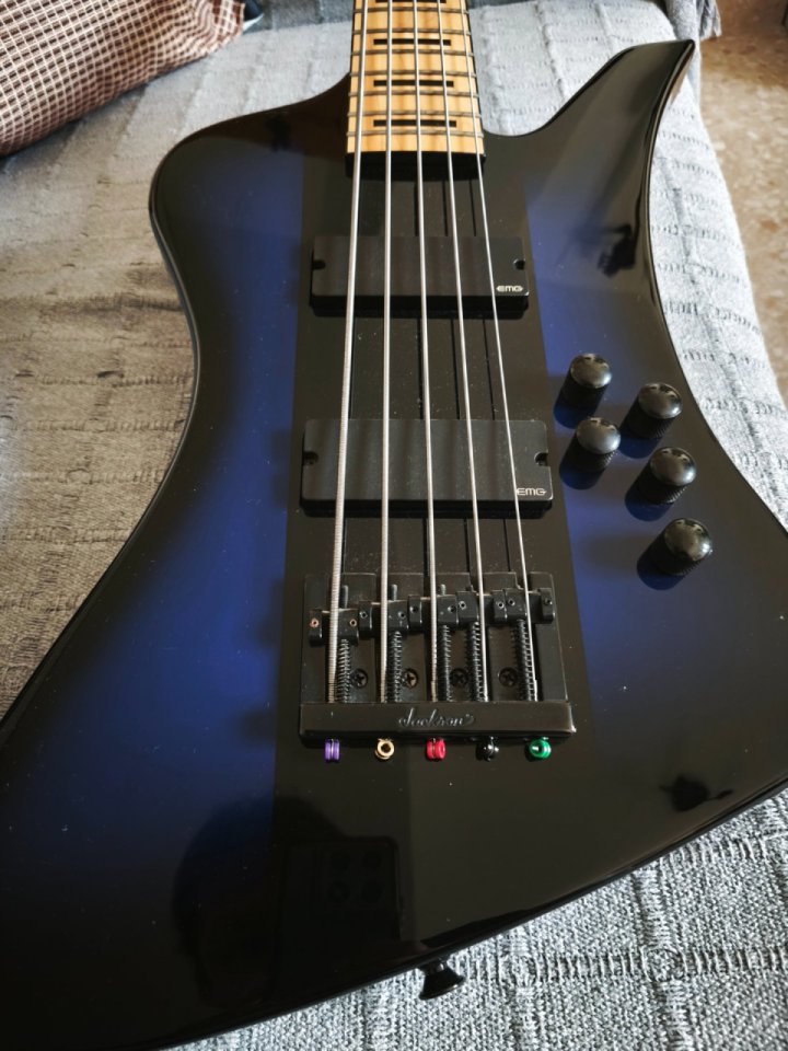 Jackson Kellybird V 5 cuerdas Dave Ellefson (Megadeth) – EMG – IMPECABLE de segunda mano · Foto 3 de 8 · Badajoz · 580 €