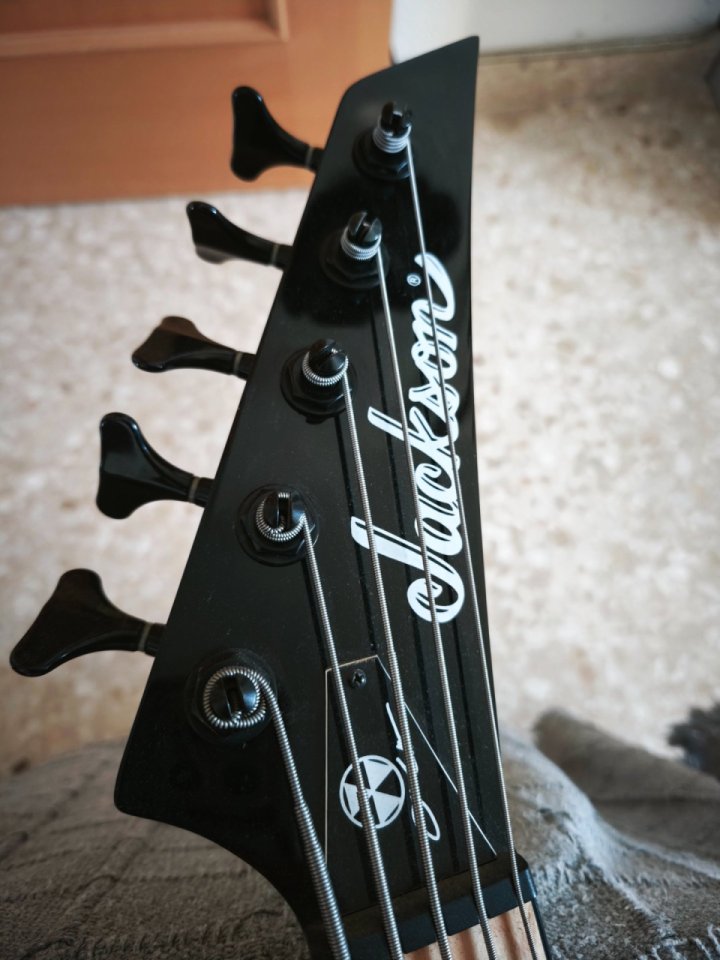 Jackson Kellybird V 5 cuerdas Dave Ellefson (Megadeth) – EMG – IMPECABLE de segunda mano · Foto 4 de 8 · Badajoz · 580 €