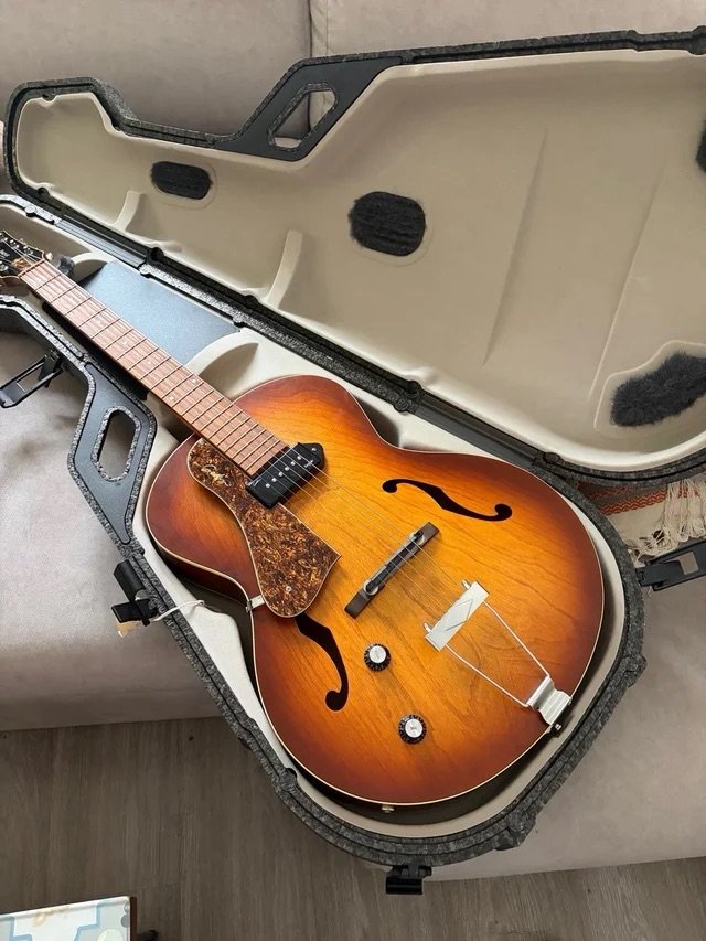 Godin 5th Avenue Kingpin left-handed de segunda mano · Foto 6 de 6 · Albacete · 550 €