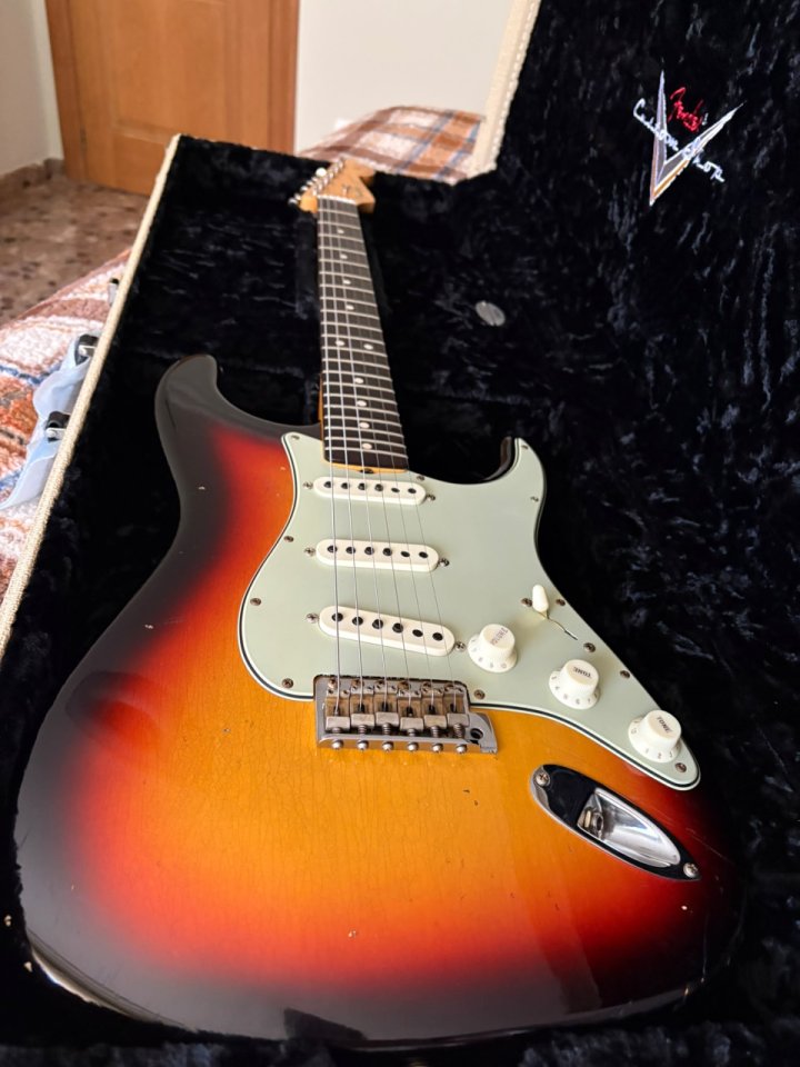 OFERTA! Fender Stratocaster Custom Shop Journeyman sunburst de segunda mano · Foto 1 de 10 · Alicante · 2500 €