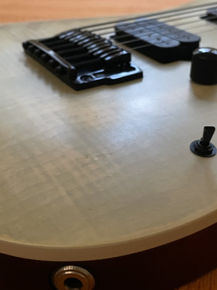 Ibanez RGAIX6FM Frost White de segunda mano · Foto 8 de 9 · Badajoz · 750 €