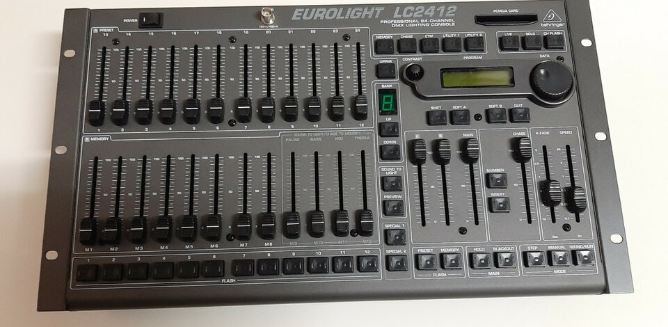 Mesa de luces BEHRINGER  EUROLIGHT LC412 de segunda mano · Foto 2 de 10 · Barcelona · 225 €