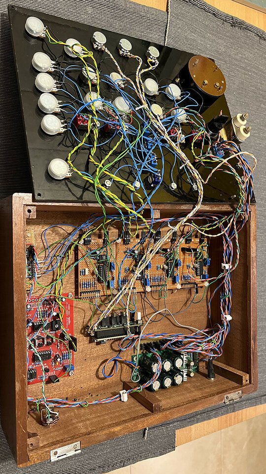 Sintetizador analógico hecho a mano estilo FOLKTEK
