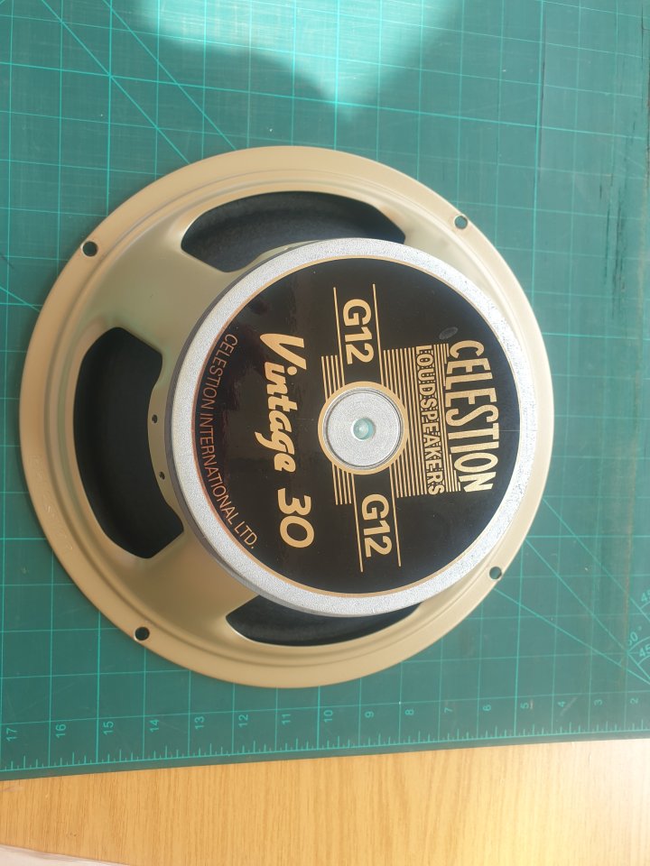 Cambio 2 altavoces Celestion V30 por dos Jensen C12N de segunda mano · Foto 1 de 3 · Barcelona