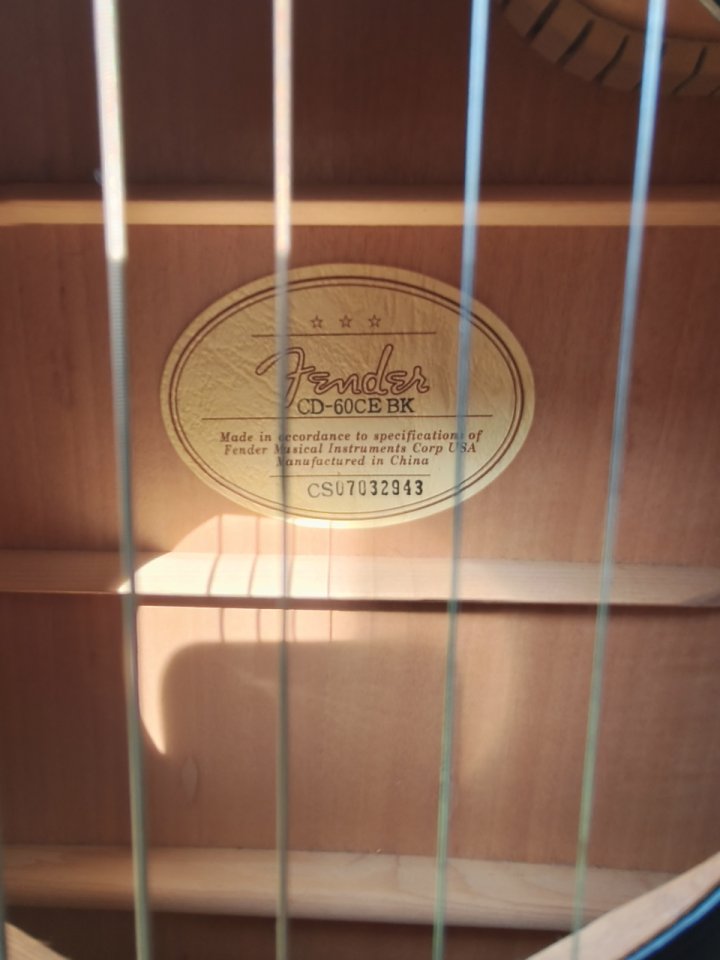 ELECTROACÚSTICA FENDER(también cambios) de segunda mano · Foto 3 de 7 · Cáceres · 199 €