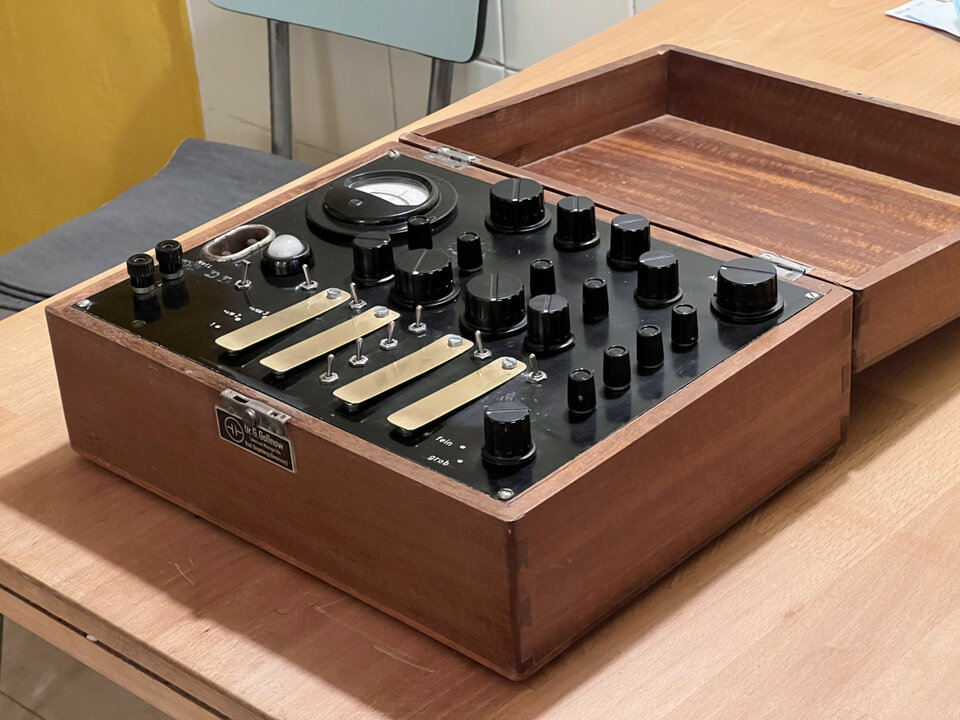 Sintetizador analógico hecho a mano estilo FOLKTEK