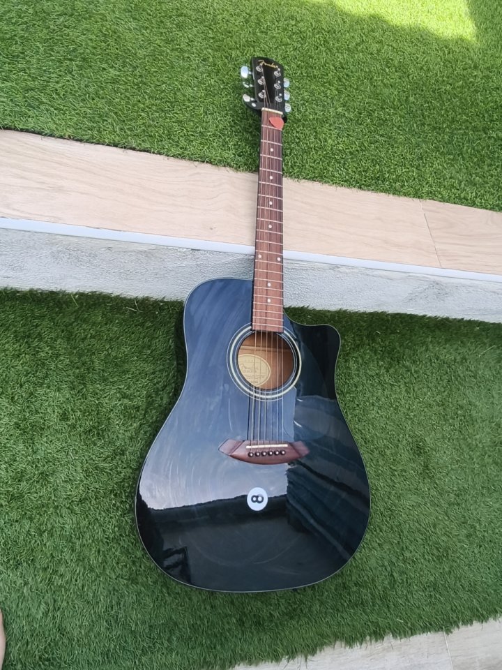 ELECTROACÚSTICA FENDER(también cambios) de segunda mano · Foto 4 de 7 · Cáceres · 199 €