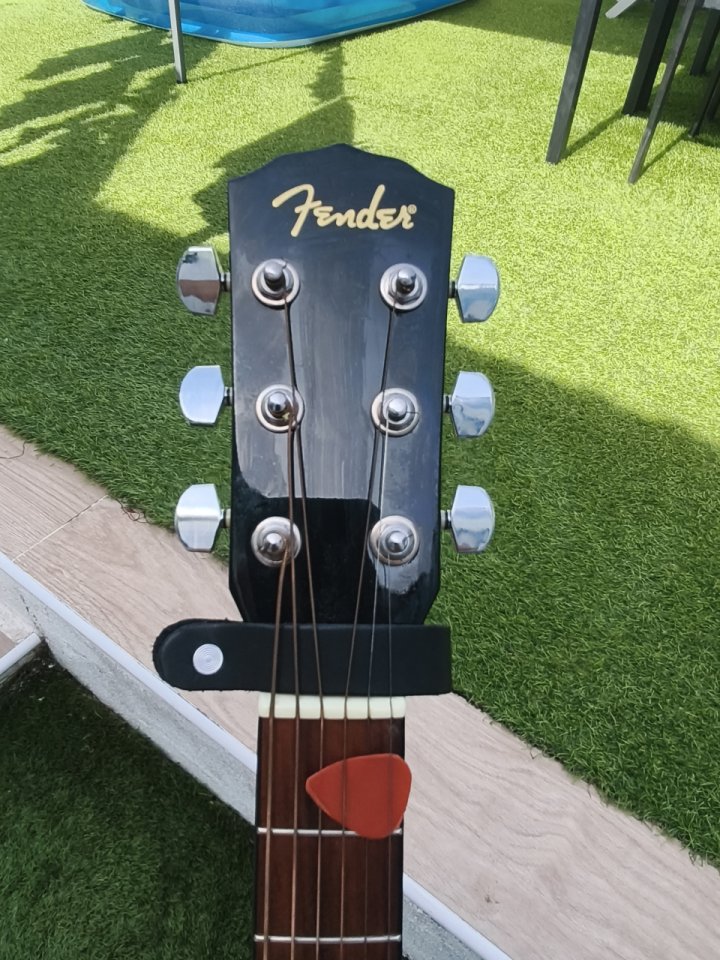 ELECTROACÚSTICA FENDER(también cambios) de segunda mano · Foto 7 de 7 · Cáceres · 199 €