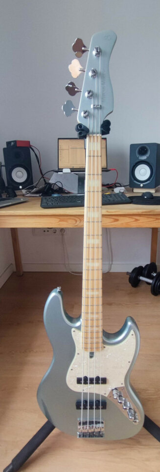 Sire Marcus Miller V, 2 generation, Swamp Ash, precioso color Lake Placid Blue