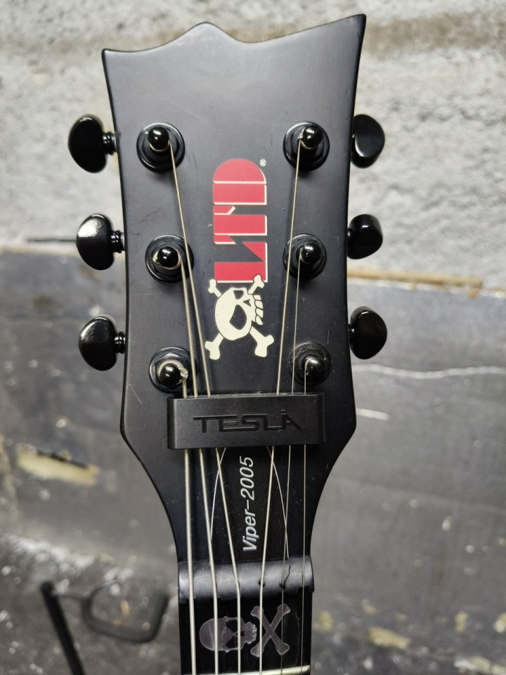 GUIITARRA ESP LTD Viper-2005 30th Aniversario con funda dura de segunda mano · Foto 2 de 10 · León · 400 €