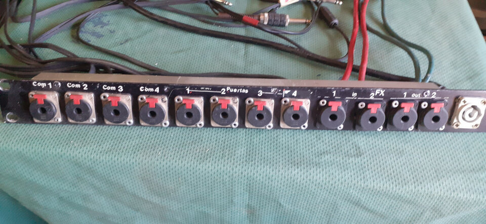 Panel conexión para 8 insert y 4 para in out fx con Speakon power com