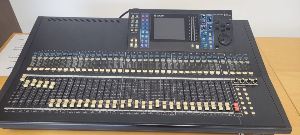 Vendo Mesa de mezclas digital Yamaha LS9 32 con Dante de segunda mano · Foto 1 de 2 · Murcia · 980 €
