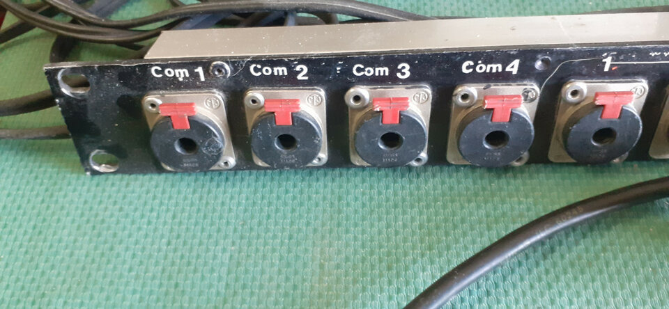 Panel conexión para 8 insert y 4 para in out fx con Speakon power com