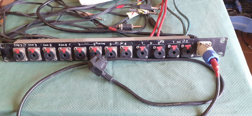 Panel conexión para 8 insert y 4 para in out fx con Speakon power com