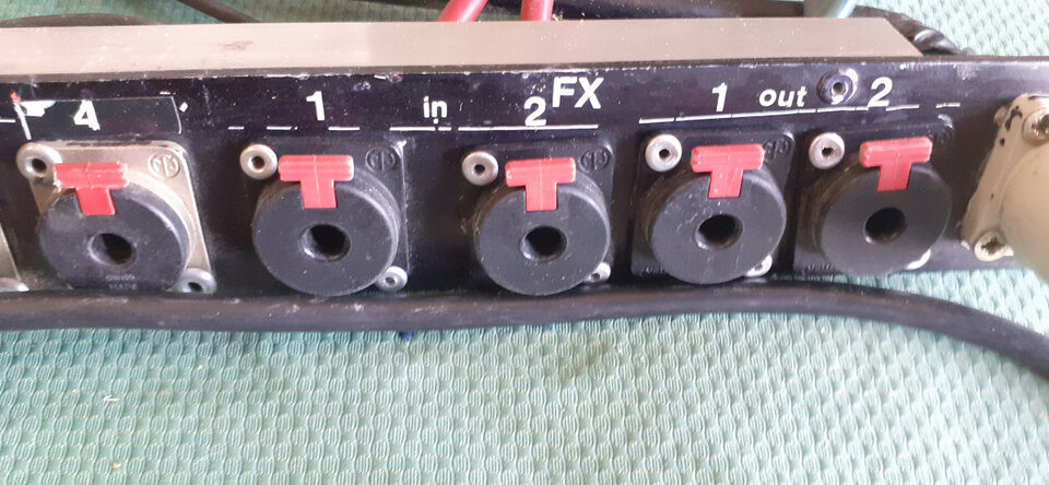 Panel conexión para 8 insert y 4 para in out fx con Speakon power com
