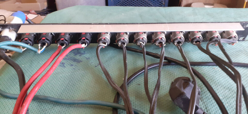 Panel conexión para 8 insert y 4 para in out fx con Speakon power com