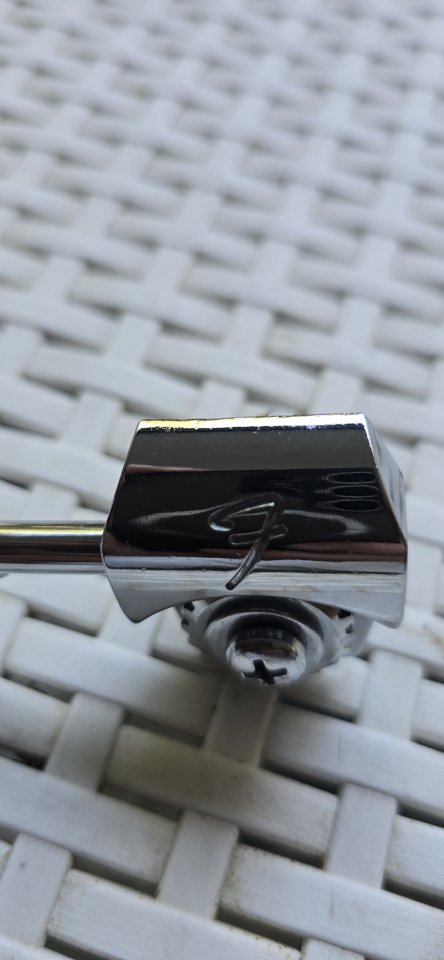 Clavijero bajo Fender de segunda mano · Foto 3 de 8 · Madrid · 40 €