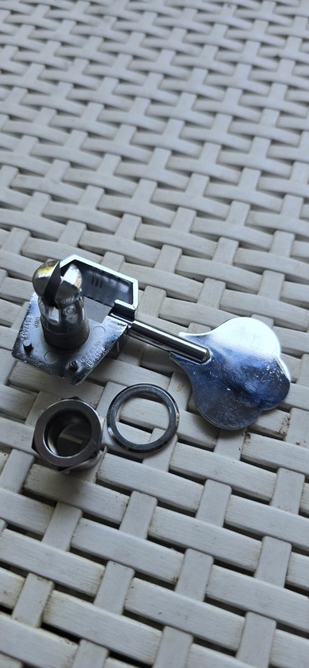 Clavijero bajo Fender de segunda mano · Foto 4 de 8 · Madrid · 40 €