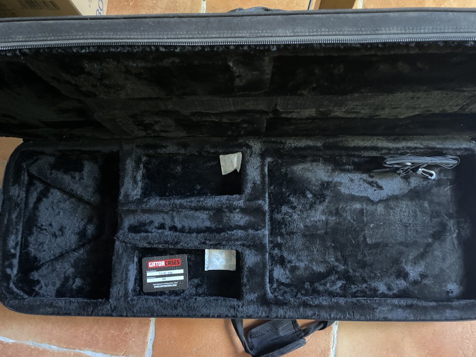 Case GATOR de segunda mano · Foto 3 de 3 · Navarra · 48 €