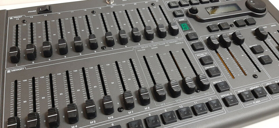 Mesa de luces BEHRINGER  EUROLIGHT LC412 de segunda mano · Foto 4 de 10 · Barcelona · 225 €
