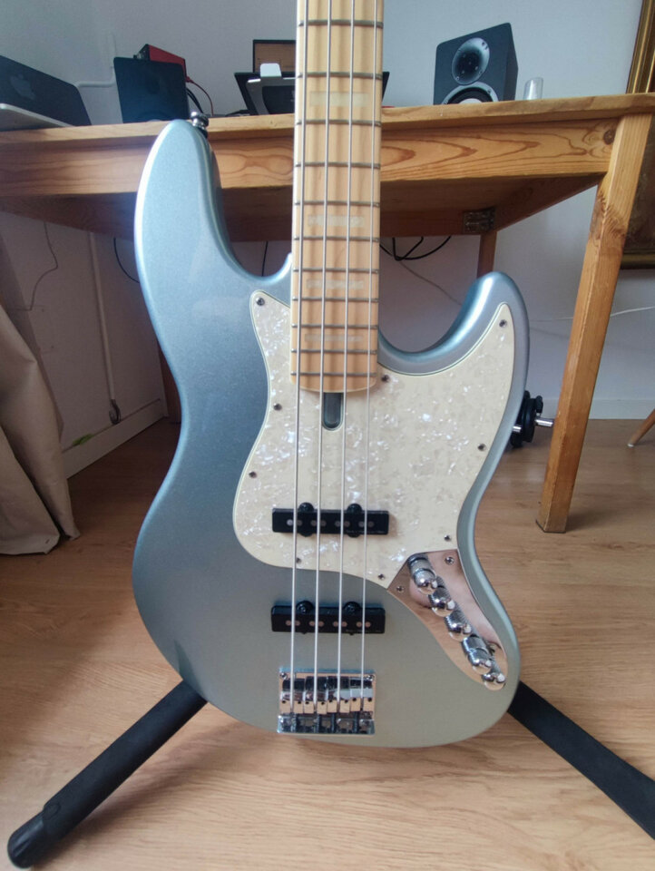 Sire Marcus Miller V, 2 generation, Swamp Ash, precioso color Lake Placid Blue