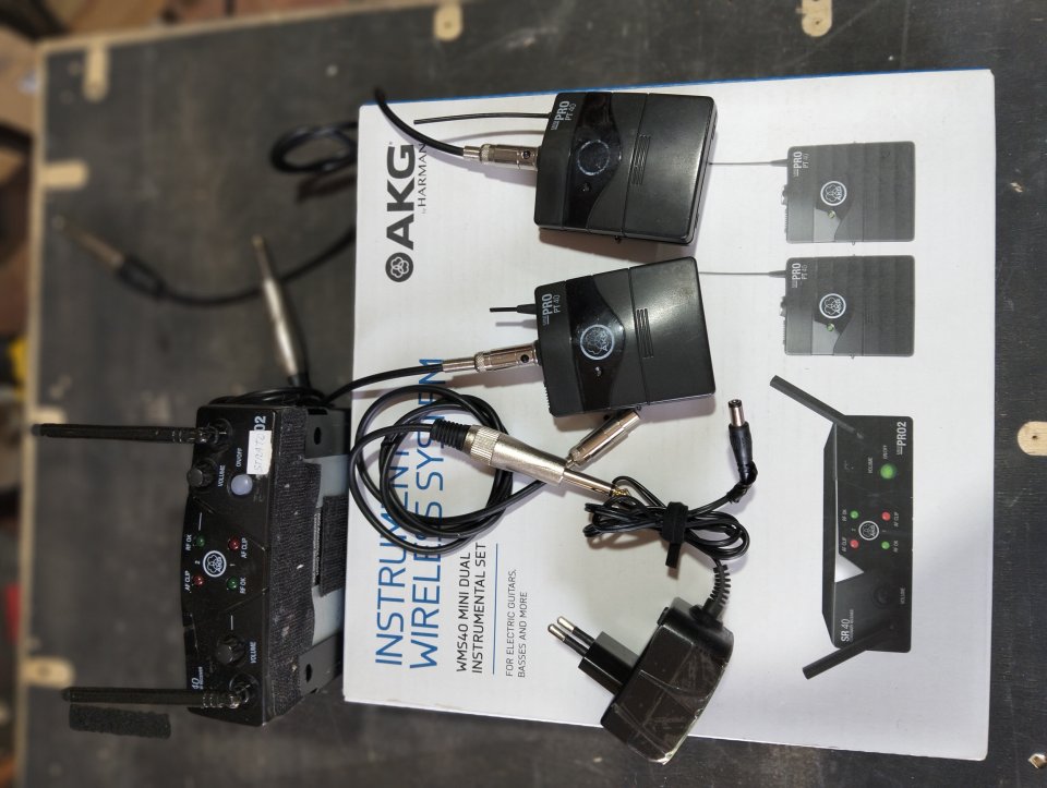 Inalámbrico doble AKG de segunda mano · Foto 1 de 2 · Navarra · 110 €