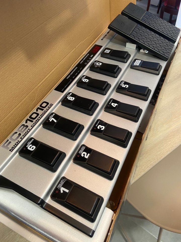 Behringer FCB1010 MIDI Foot Controller