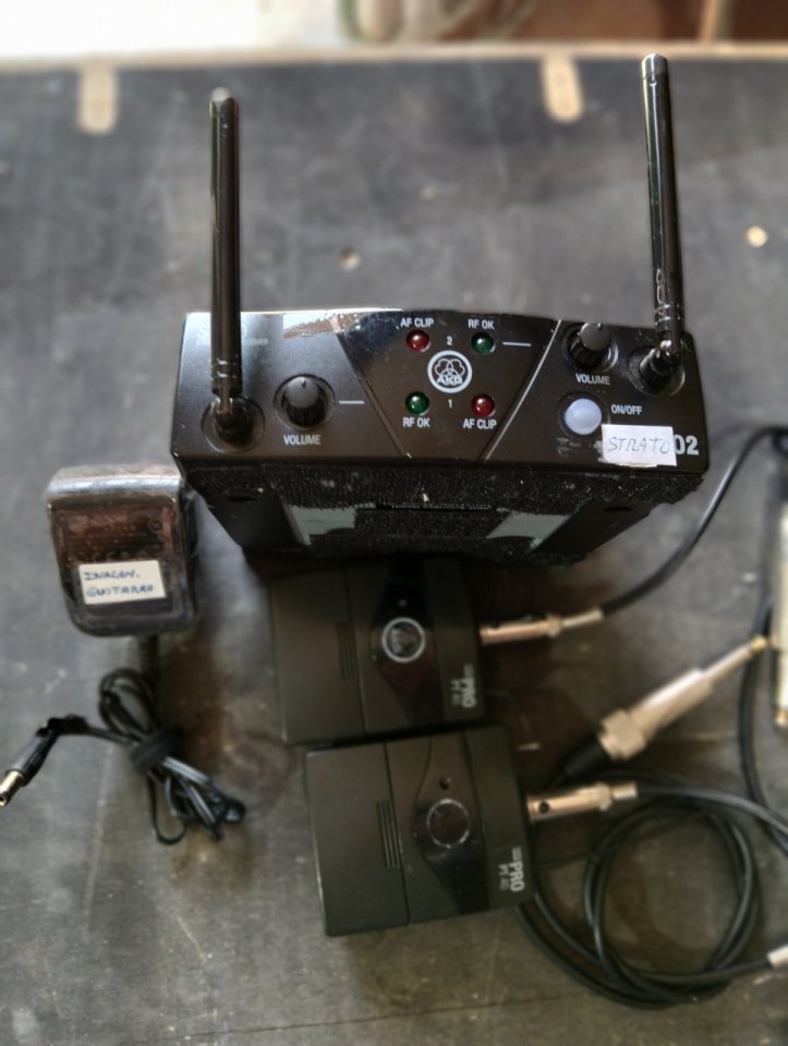 Inalámbrico doble AKG de segunda mano · Foto 2 de 2 · Navarra · 110 €