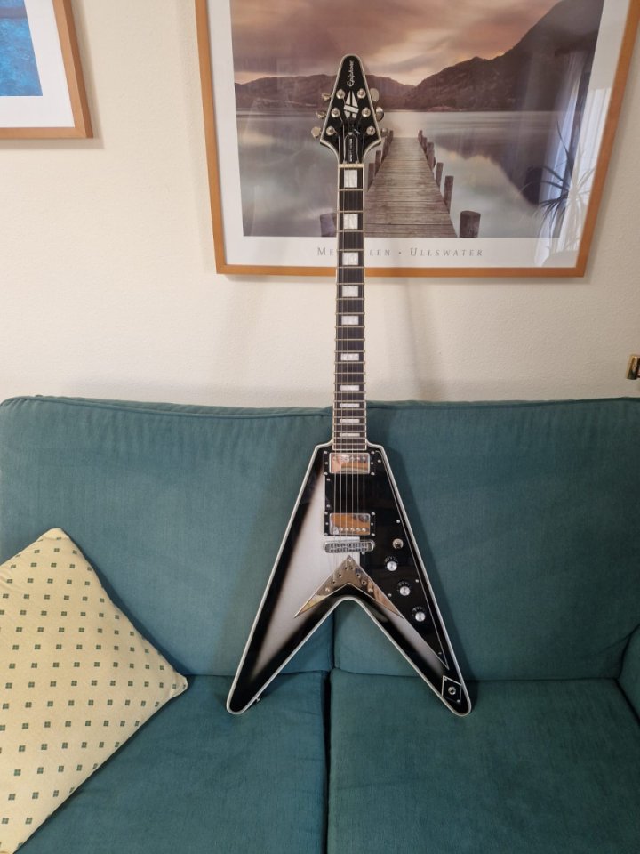 Epiphone Brent Brent Hinds Flying V (Modificaciones alta gama) de segunda mano · Foto 1 de 8 · Madrid · 1200 €