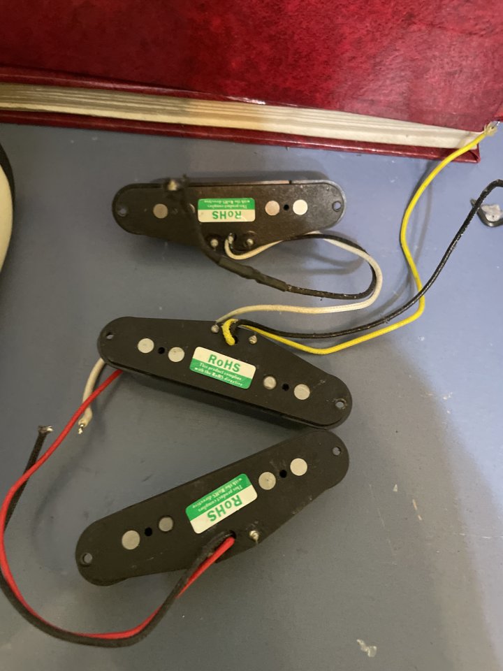 Vendo pastillas Stratocaster RoHS desconozco la marca