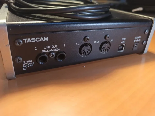 Interfaz de audio TASCAM US-2x2 USB de segunda mano · Foto 2 de 2 · Murcia · 48 €