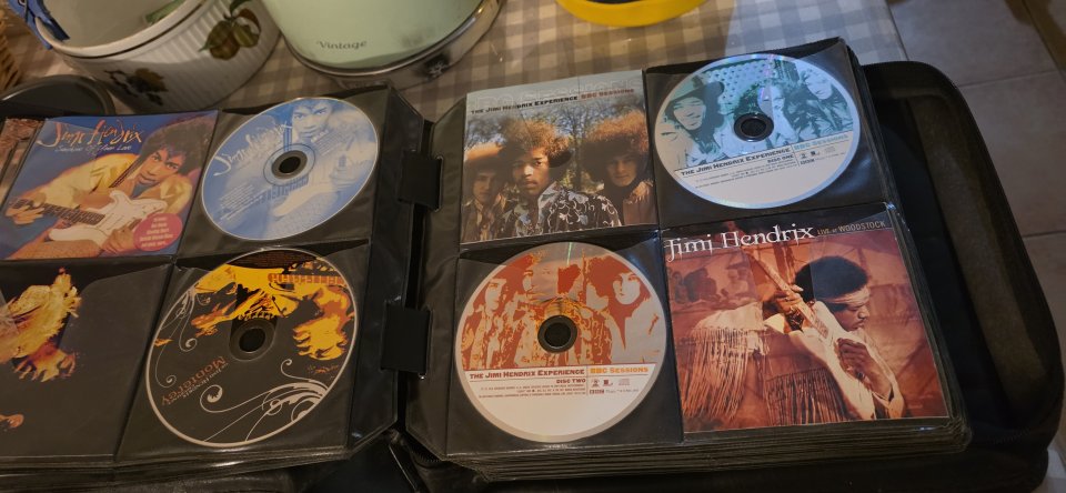 Gran colección de CDs de rock, blues y metal.