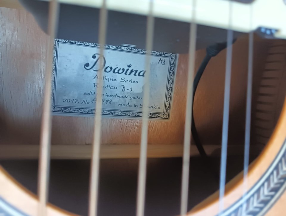 Guitarra electroacústica DOWINA fabricada a mano en Eslovaquia