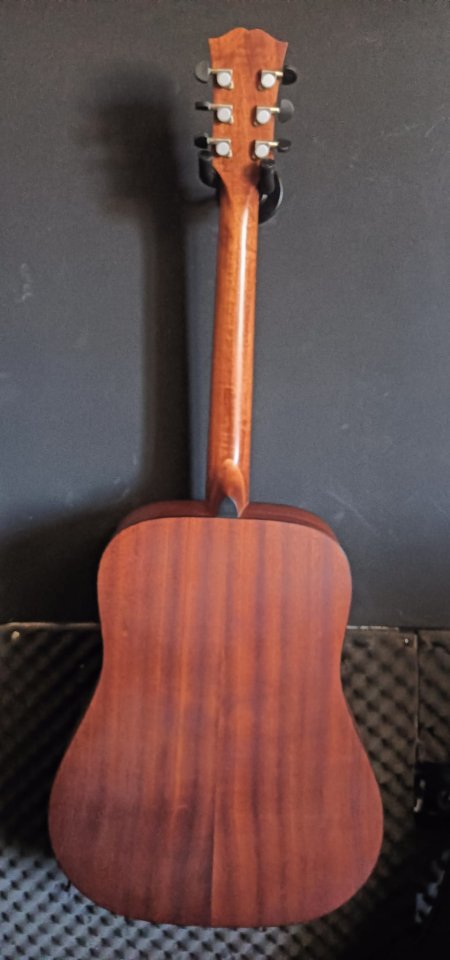 Guitarra electroacústica DOWINA fabricada a mano en Eslovaquia