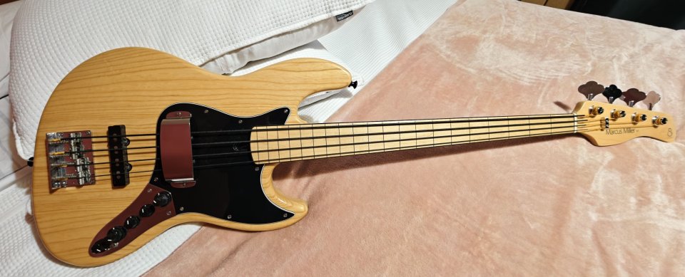 Sire Marcus Miller V7 Vintage Swamp Ash NAT Fretless de segunda mano · Foto 3 de 10 · Lugo · 750 €
