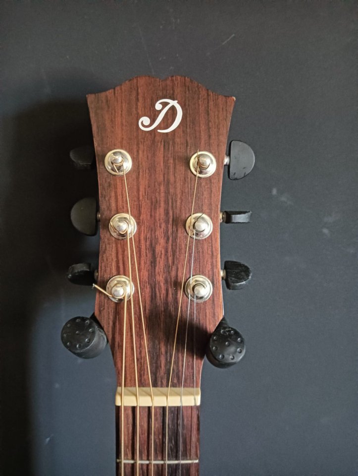 Guitarra electroacústica DOWINA fabricada a mano en Eslovaquia