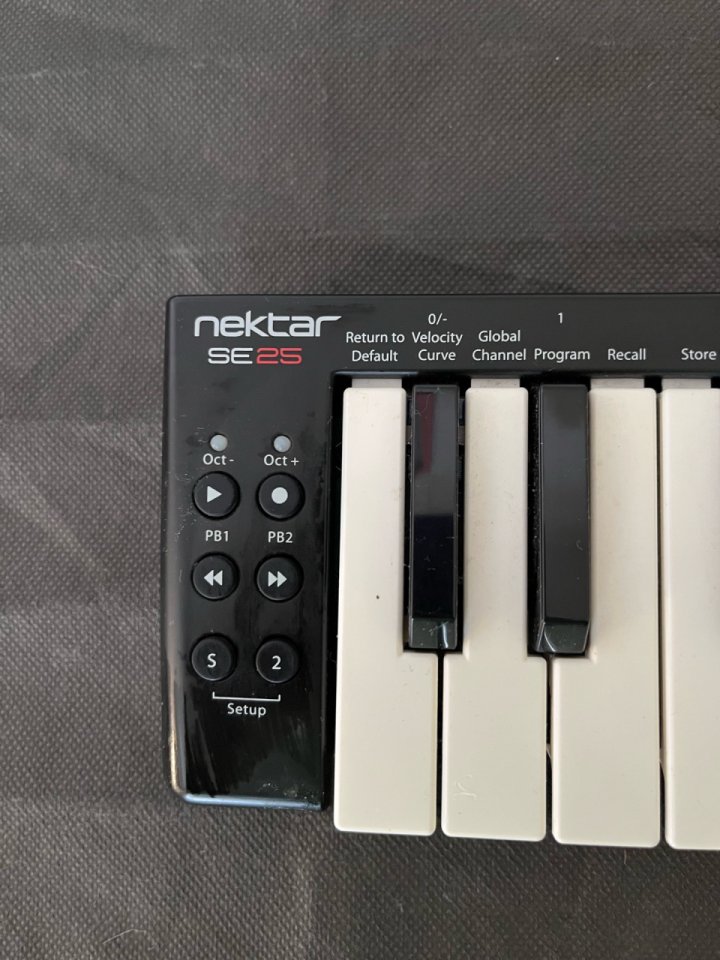 Controlador MIDI Nektar SE25.