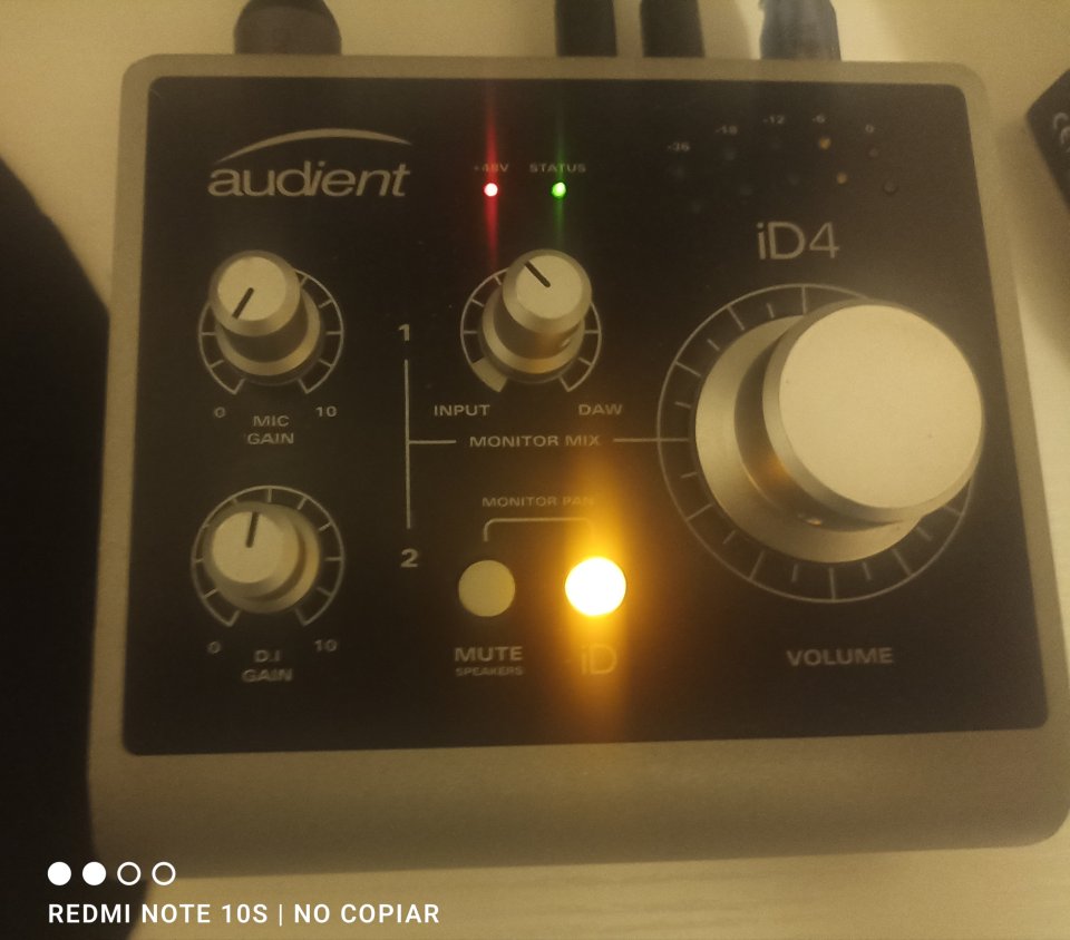 Audient iD4 - Interfaz USB de Audio Profesional (Cuerpo de Metal) de segunda mano · Foto 8 de 10 · Girona · 89 €