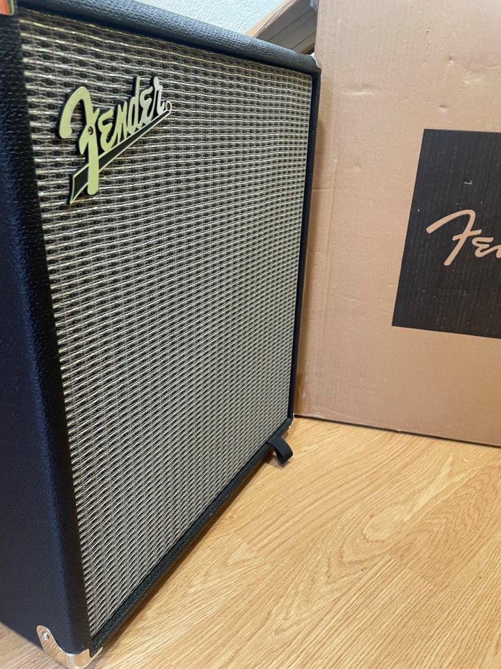 Amplificador de bajo Fender Rumble 100 de segunda mano · Foto 3 de 10 · Tarragona · 295 €