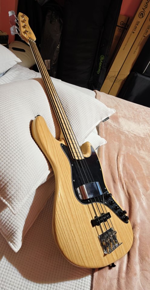 Sire Marcus Miller V7 Vintage Swamp Ash NAT Fretless de segunda mano · Foto 8 de 10 · Lugo · 750 €