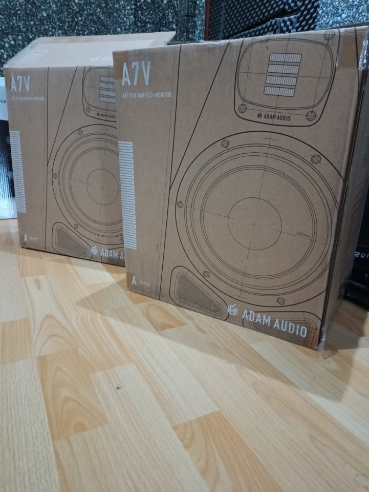 Pareja de Adam A7V como nuevos de segunda mano · Foto 1 de 3 · Sevilla · 1100 €