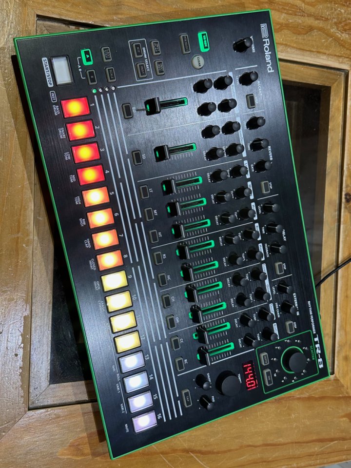 Caja de ritmos Roland TR-8