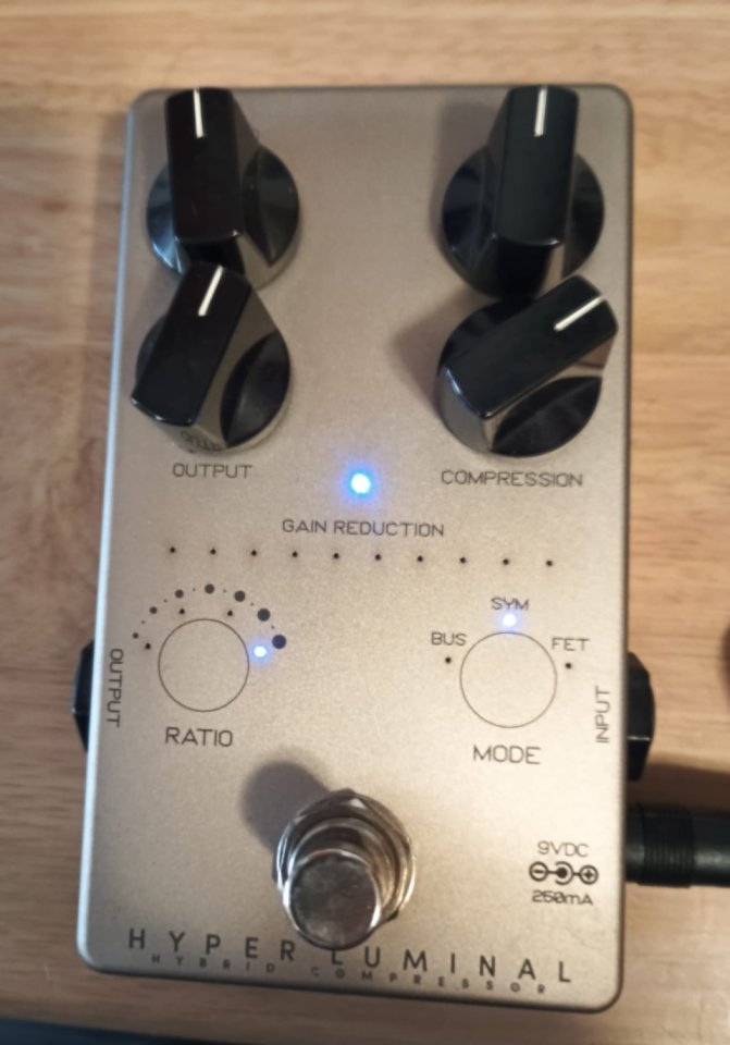 Pedal DARKGLASS HYPERLUMINAL HYBRID COMPRESOR