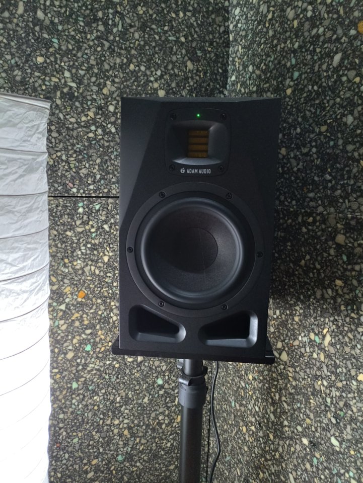 Pareja de Adam A7V como nuevos de segunda mano · Foto 3 de 3 · Sevilla · 1100 €