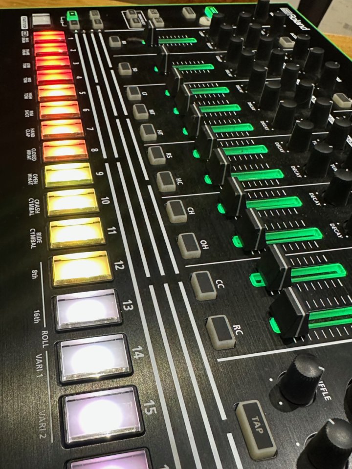 Caja de ritmos Roland TR-8